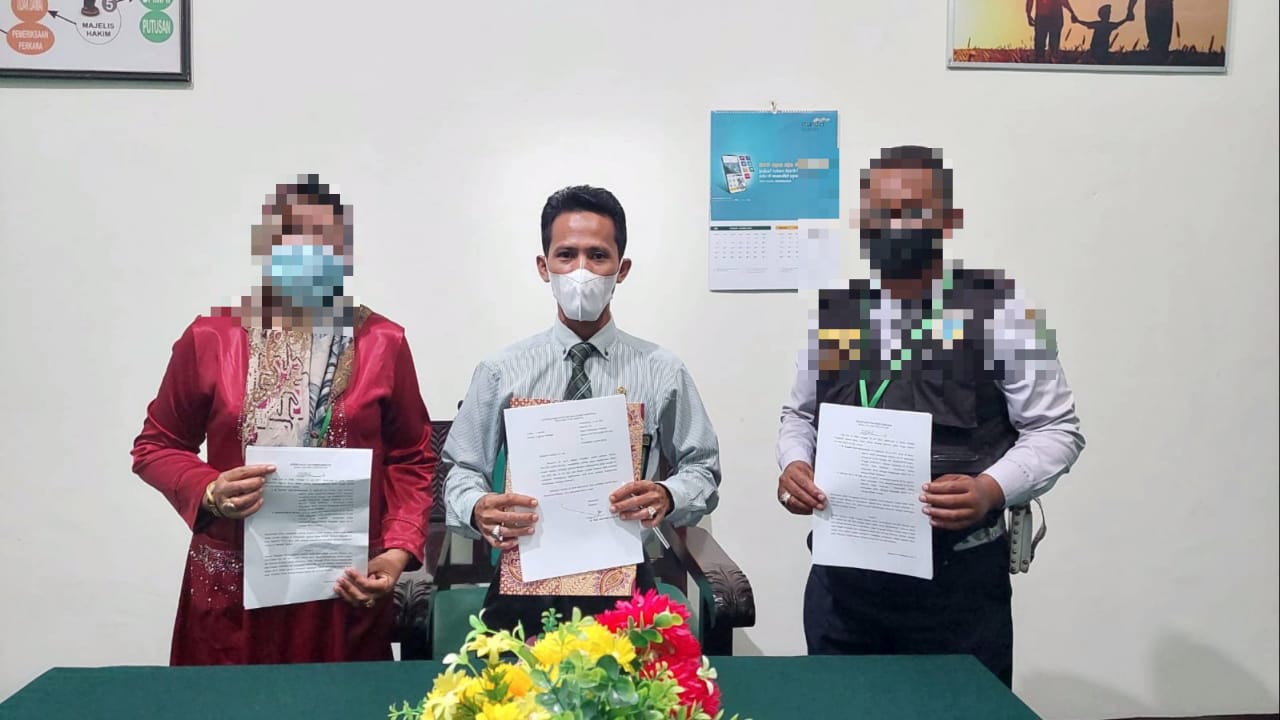 Foto bersama mediator dan pihak berperkara